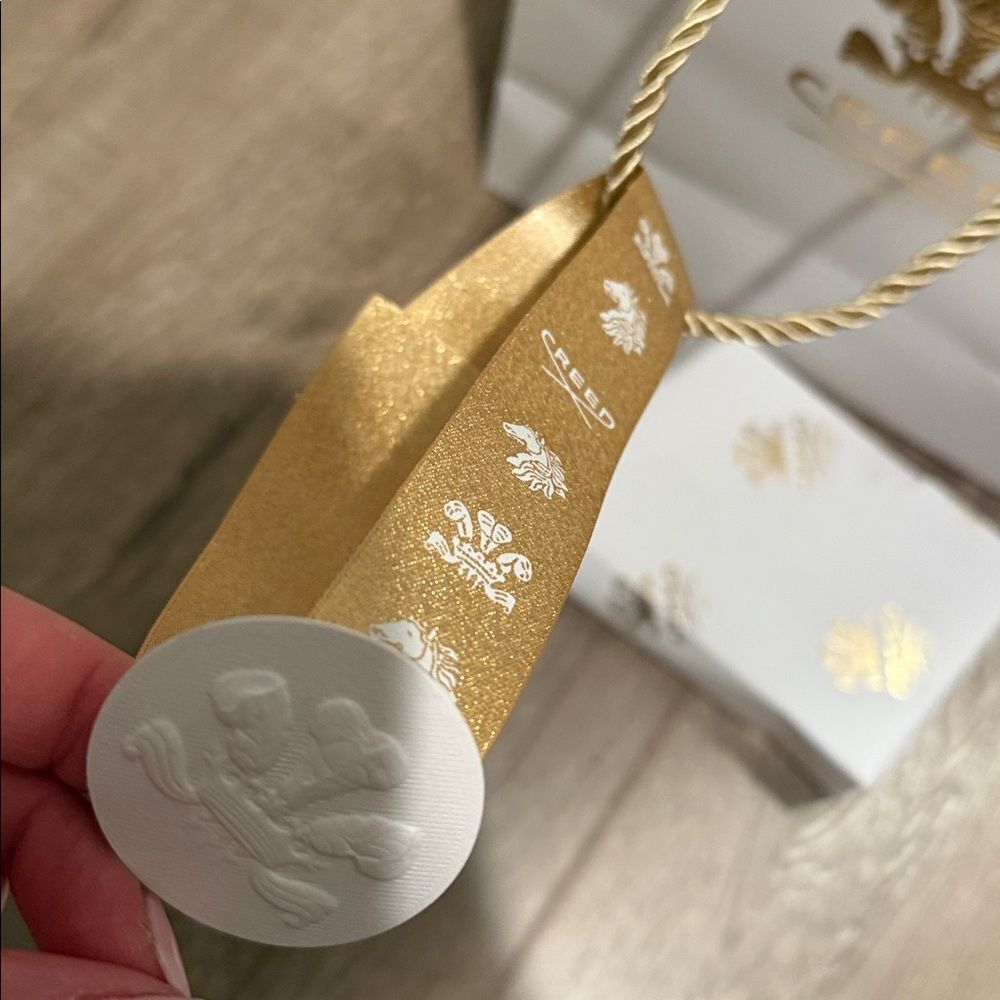 Creed Luxury White and Gold Bag with tissue paper - Picture 10 of 12